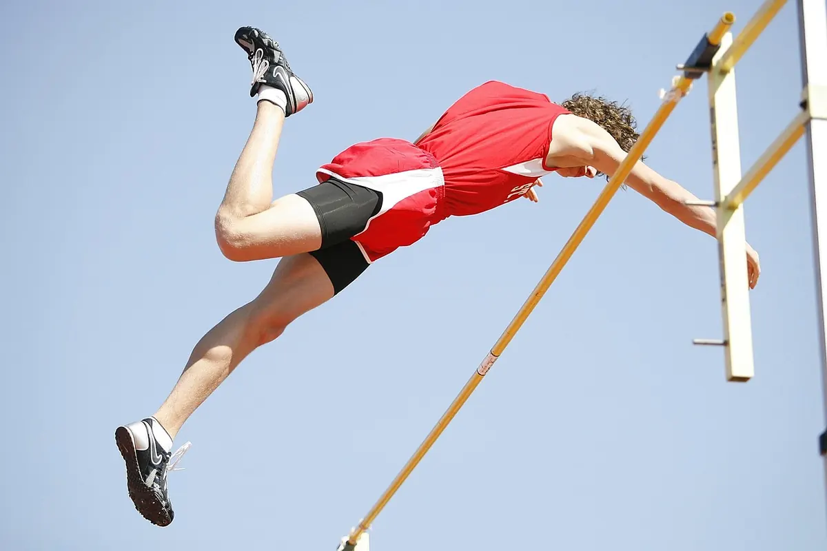 Indoor to Outdoor Pole Vault Season: What Changes with Wind and Runway